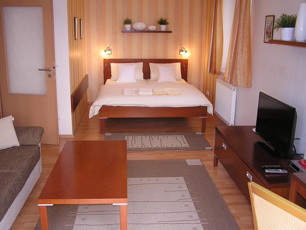 Gonda Apartments Hradec Kralove Exterior foto